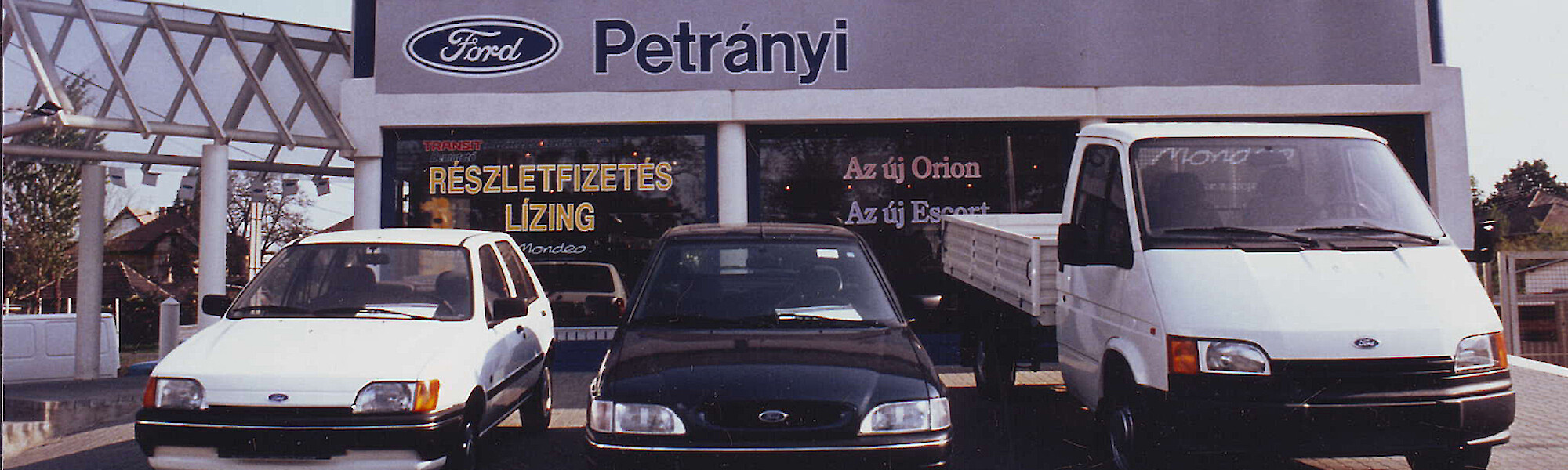 Három Ford áll a régi Ford Petrányi márkakereskedés előtt
