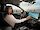 Nő megérinti a Ford Kuga digitális kijelzőjét