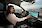 Nő megérinti a Ford Kuga digitális kijelzőjét