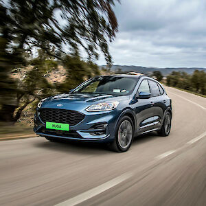 Ford Kuga halad az úton