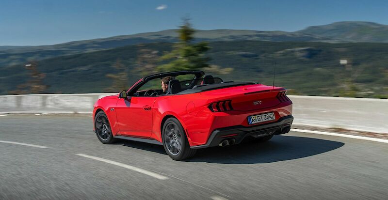 Ford Mustang Convertible halad a szerpentínen