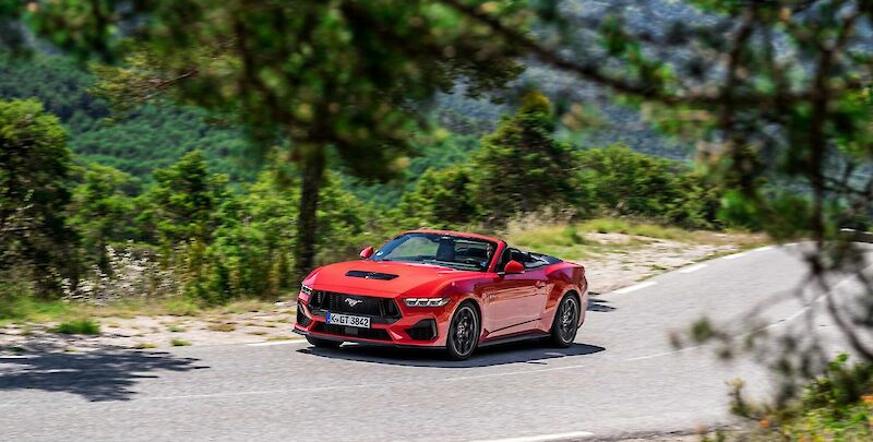 Ford Mustang Convertible modell halad az úton