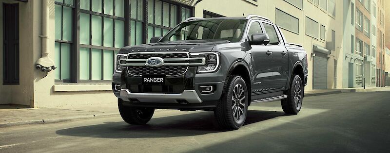 Ford Ranger Platinum halad a városban