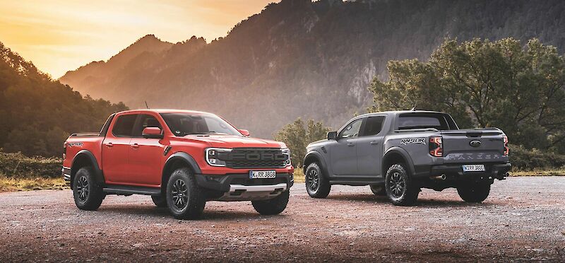 Ford Ranger Raptor modellek állnak a hegyvidéken