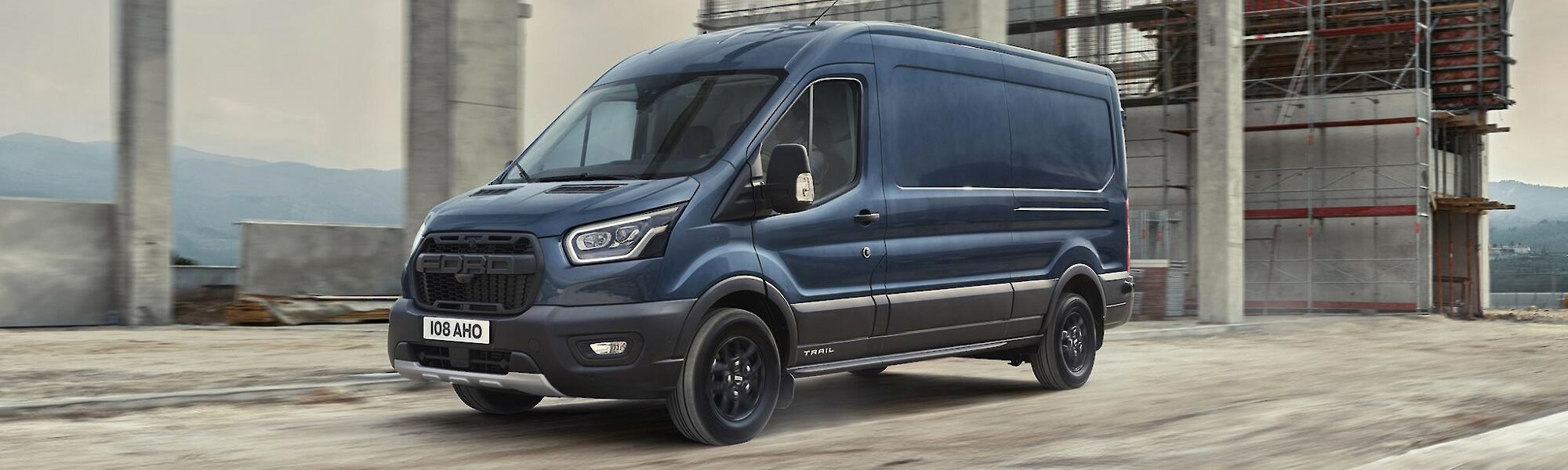 Ford Transit halad az építkezésen