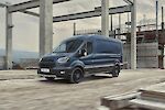 Ford Transit halad az építkezésen