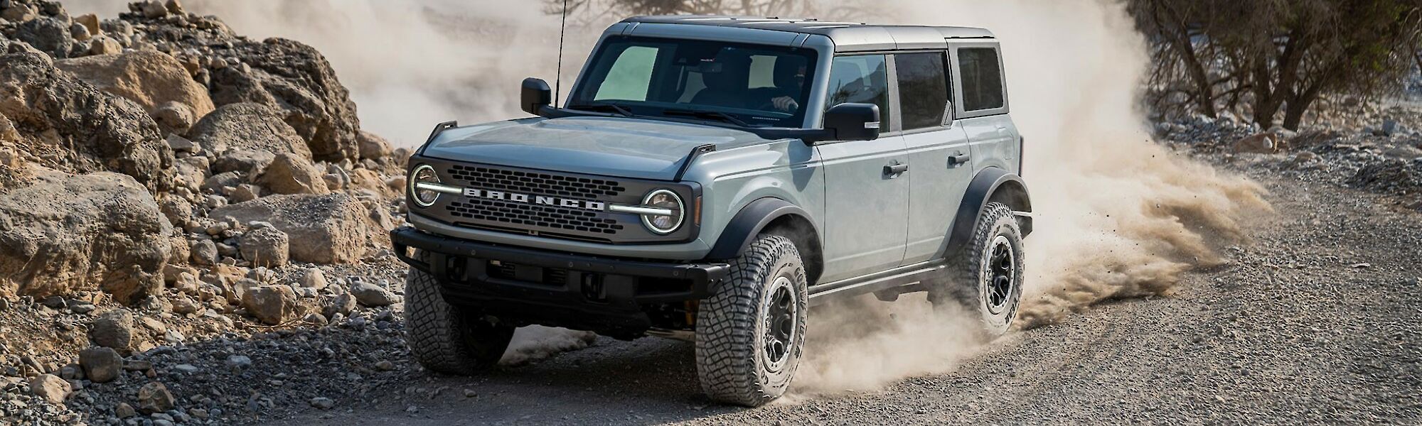 Ford Bronco halad a murvás úton