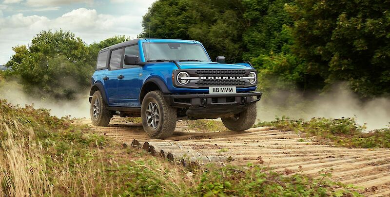 Ford Bronco halad a farönkös úton