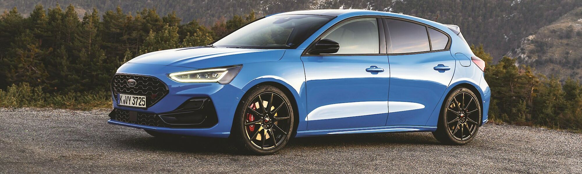 Ford Focus ST áll a naplementében