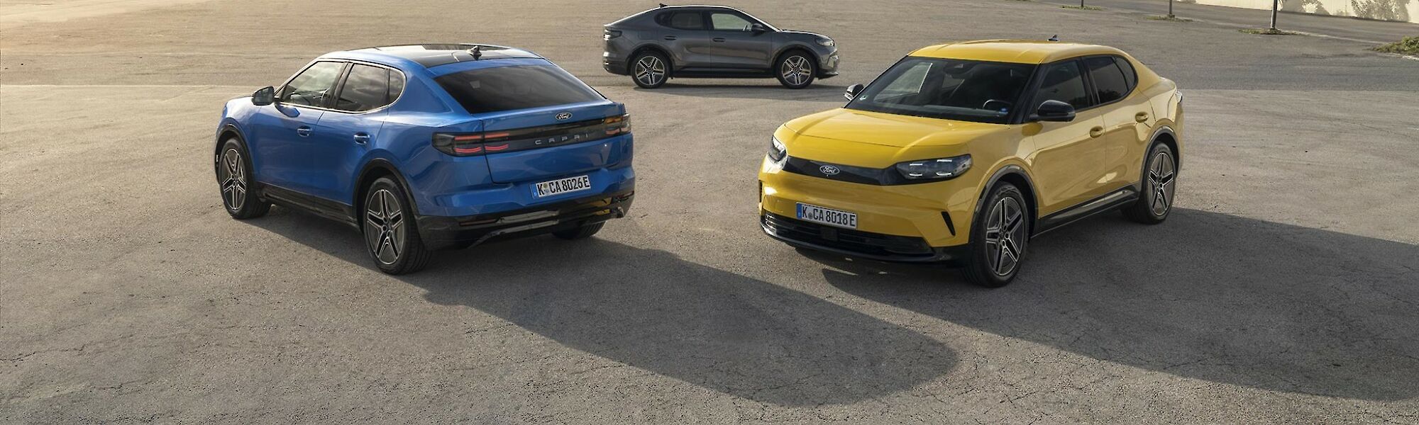 Ford Capri modellek állnak a lebetonozott téren